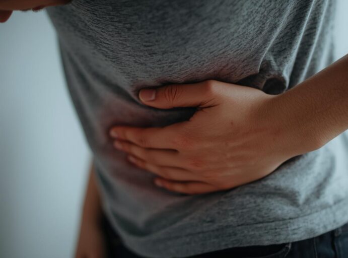 Ihminen käsi vatsan päällä vatsakipujen vuoksi.