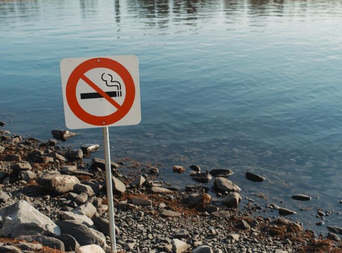 Tupakointikieltokyltti järven rannalla.