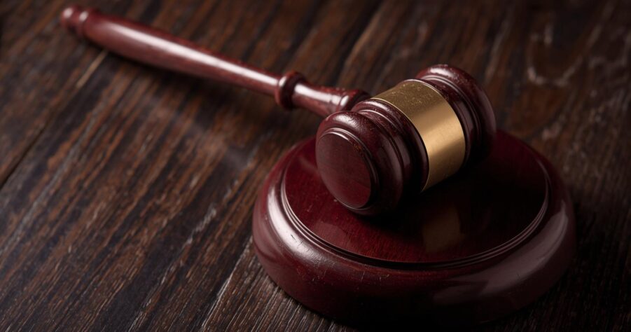 Tuomarin nuija puisella pöydällä